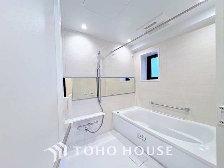 風呂 【浴室】《一日の疲れを落としてくれる場所は、落ち着く場所でなければならない》　高級感溢れるカラーと大きさ・柔らかな曲線で構成された半身浴も楽しめるバスタブが心地よさをもたらします。