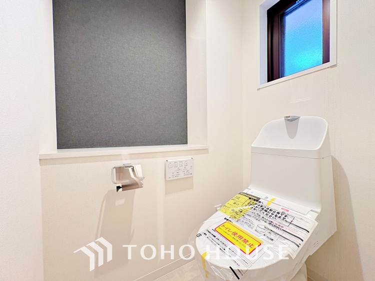 トイレ 清潔感あるホワイト調のクロスと温もり溢れるモダンカラーの床材が見事に調和した本邸宅は、毎日の生活を少しでも快適に過ごして頂ける様に落ち着いた雰囲気作りから行っています。