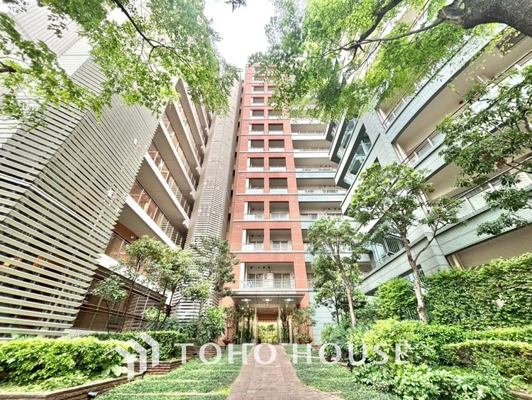 外観 漂う上質な空気感、マンションに入れば「おかえりなさい」と笑顔で迎えてくれるエントランス。最良の心配りを感じるマンションでした。