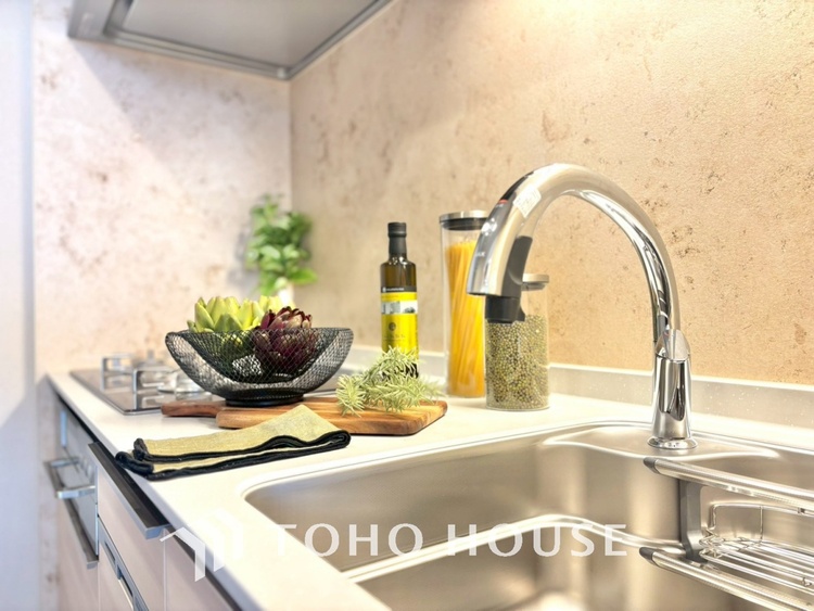 キッチン ◆愛育◆キッチンは家族の絆を育む大切な空間。シンプルで使い易いSystemKitchenで愉しく作る料理は愛情のある美味しいご馳走に。家族で使える広々としたダイニングキッチンです。