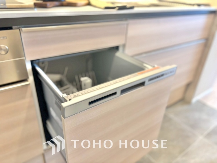 キッチン キッチンは家族の絆を育む大切な空間。シンプルで使い易いシステムキッチンで愉しく作る料理は愛情のある美味しいご馳走に。家族で使えるダイニングキッチンです。