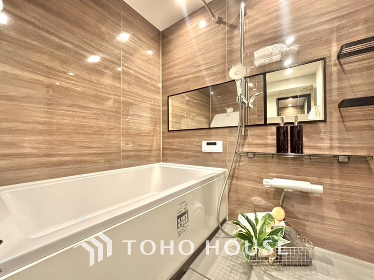 風呂 【浴室】《一日の疲れを落としてくれる場所は、落ち着く場所でなければならない》　高級感溢れるカラーと大きさ・柔らかな曲線で構成された半身浴も楽しめるバスタブが心地よさをもたらします。