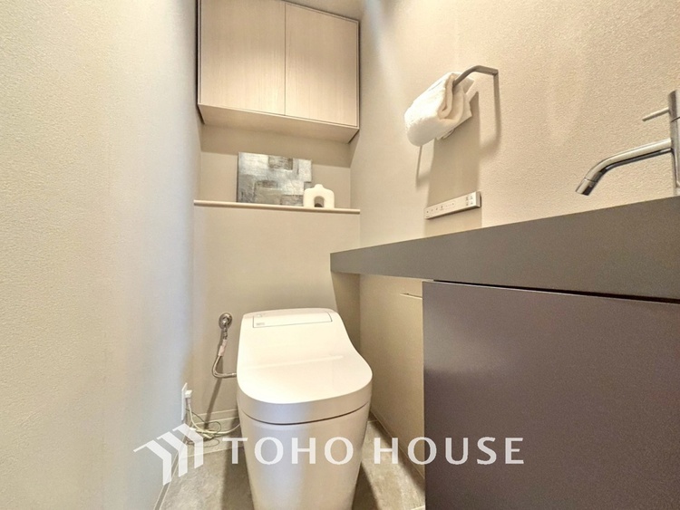 トイレ 清潔感あるホワイト調のクロスと温もり溢れるモダンカラーの床材が見事に調和した本邸宅は、毎日の生活を少しでも快適に過ごして頂ける様に落ち着いた雰囲気作りから行っています。