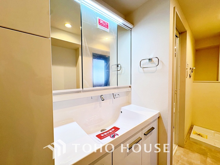 洗面 気持ちの良い朝をつくりだし、夕方には笑顔を取り戻させてくれるミラー。パウダールームはいつでも本来の自分を取り戻せる空間。明るく仕上げてあります。