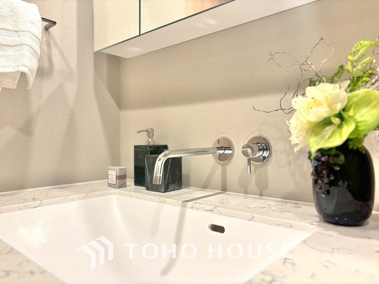 洗面 気持ちの良い朝をつくりだし、夕方には笑顔を取り戻させてくれるミラー。パウダールームはいつでも本来の自分を取り戻せる空間。明るく仕上げてあります。