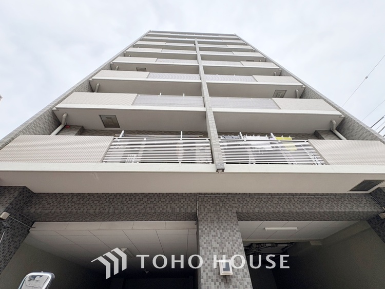 内装 【Bouncy conversation】　パートナーや家族が集う憩いの空間。真新しい木目のフローリングや白亜のクロスを陽の光、ダウンライトが照らし出し、家族・友人・知人の会話に華を咲かせます。