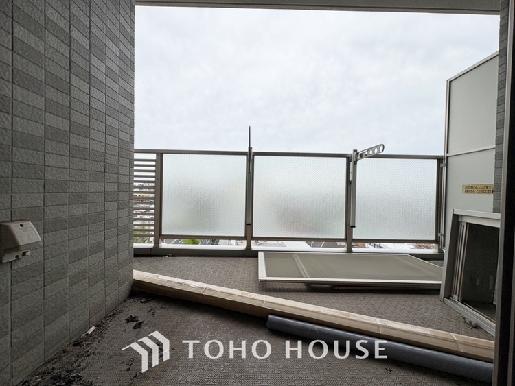 内装 【smart design】◆スマートデザイン◆太陽の光をスマートにリビングへ。優しくいざなわれた採光が朝は目を覚ませ、昼はくつろぎ、そして夕刻には温もりを与える。他にはないおしゃれなデザインで。