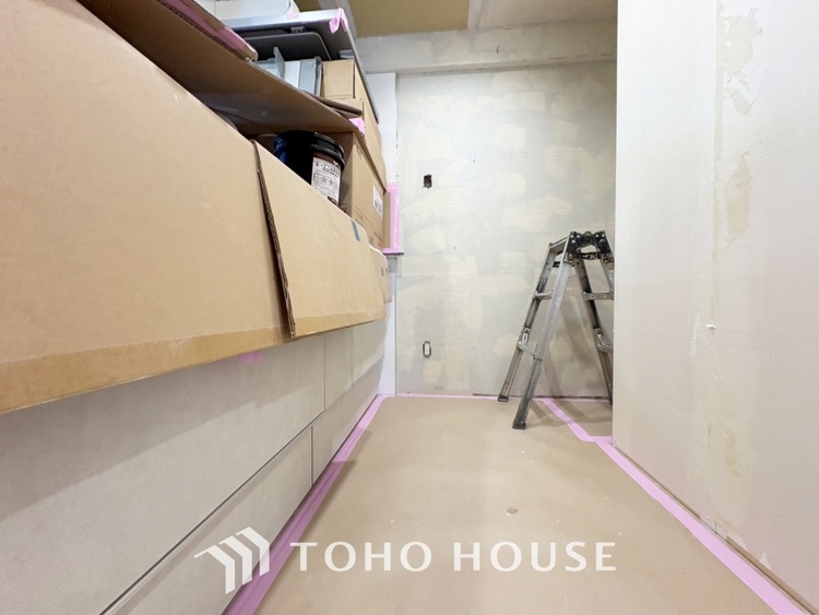 キッチン 【Kitchen】美しく使いやすいキッチンは油汚れが簡単に拭き取れる素材で加工されており、浄水器シャワーから流す水の音を軽減する静かなシンクを採用。見えないところにさり気ない配慮が嬉しい