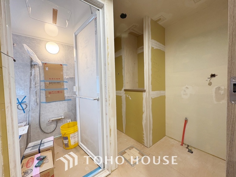 洗面 【Wash basin】十分な大きさの洗面台は収納もさる事ながら、身だしなみチェックや歯磨きなど、朝の慌ただしい時間でもホテルライクなスペースで余裕とゆとりを感じて頂けます。