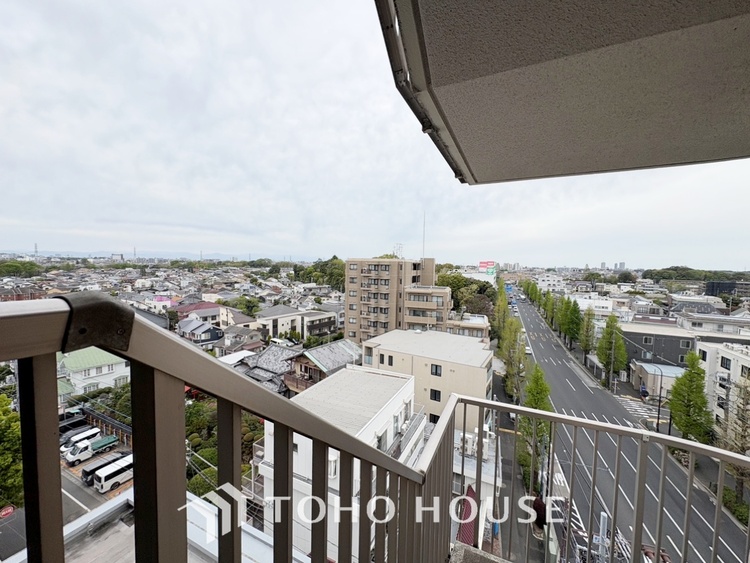 バルコニー ◆青空テラス◆ベランダから望む紺碧の空からそよ風、そして目に映るのはグリーン広がる風光明媚な世界。それは清々しい自然の薫りを肌で感じる幸せな空間。