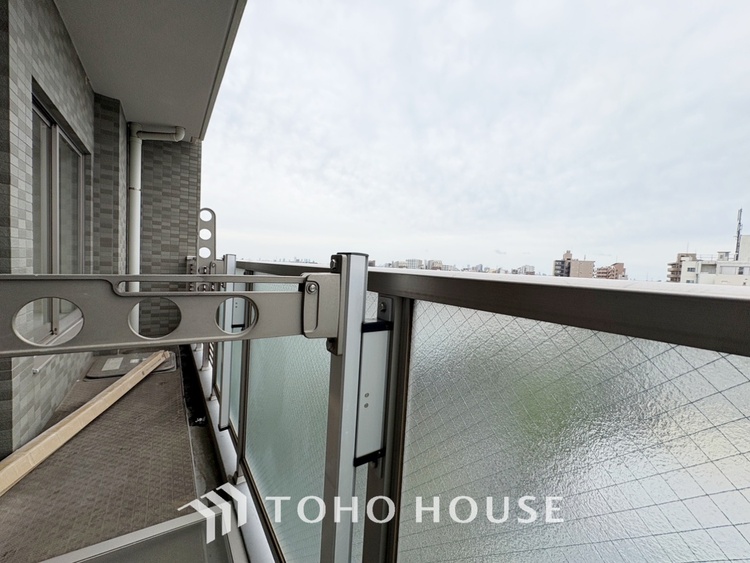 バルコニー 【Blue sky terrace】見上げると、空。時間を忘れ大空を見上げるなんて、いつぶりだろうか。こんなにも広く美しい情景がこの頭上にあったなんて。時間を忘れ、時を知る。