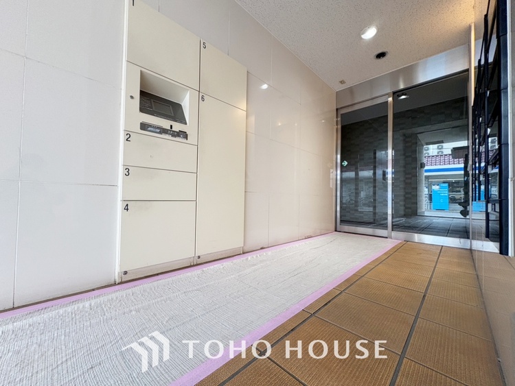 エントランス 【Entrance】仕事は好きだ。でも今日という一日はあまり芳しくない日もある。とぼとぼと家路に付く頃、ふと目を上げると我が家のエントランス。