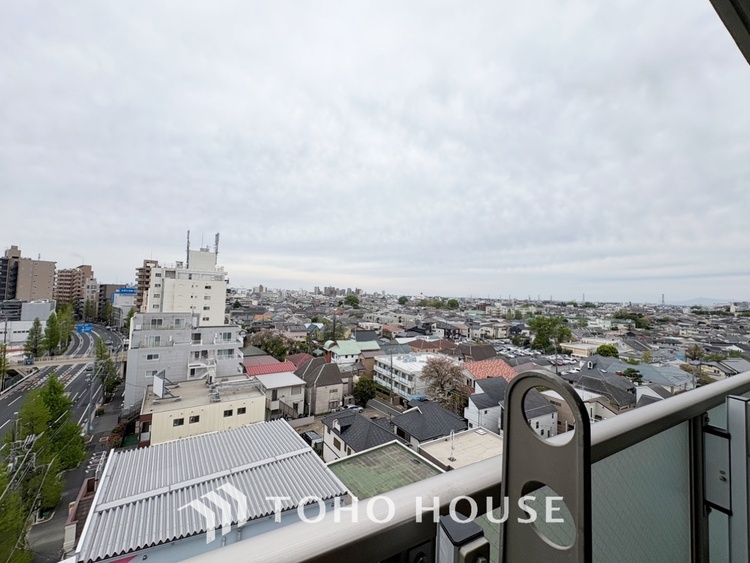 その他 【By the window】◆窓辺◆窓を開けベランダに出ると当所なく広がる街と空のスクリーン。風が凪ぎ一時停止する目の前の画面