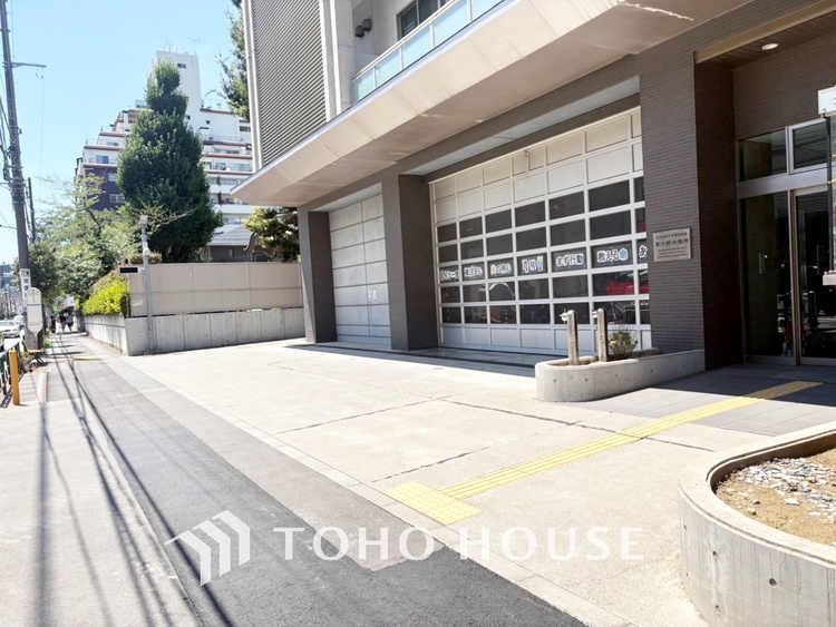 内装 【smart design】太陽の光をスマートにリビングへ。優しくいざなわれた採光が朝は目を覚ませ、昼はくつろぎ、そして夕刻には温もりを与える。他にはないおしゃれなデザインで。