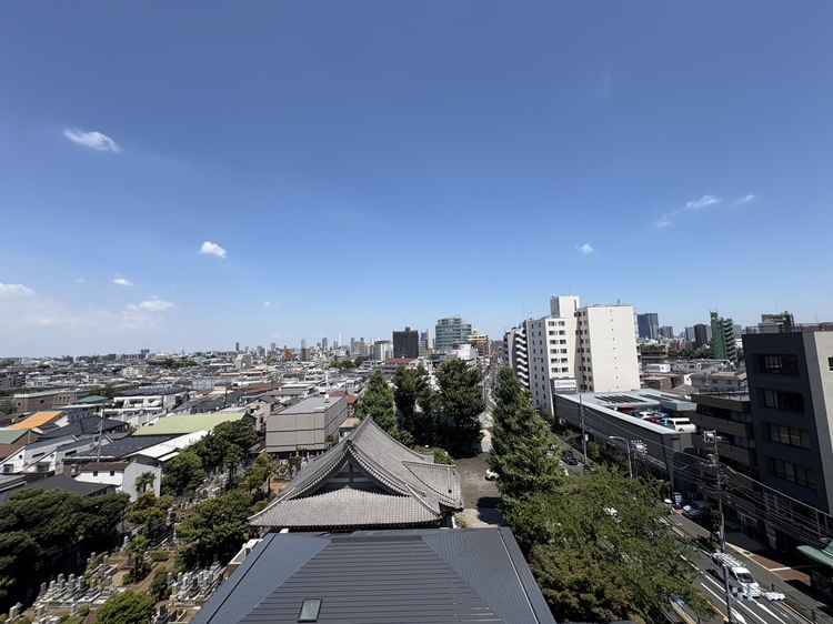 内装 【Bouncy conversation】　パートナーや家族が集う憩いの空間。真新しい木目のフローリングや白亜のクロスを陽の光、ダウンライトが照らし出し、家族・友人・知人の会話に華を咲かせます。