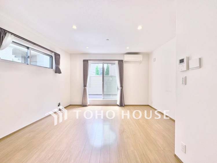 内装 【リビング】明るい陽光が差し込み、毎日の暮らしをやさしく包み込む。