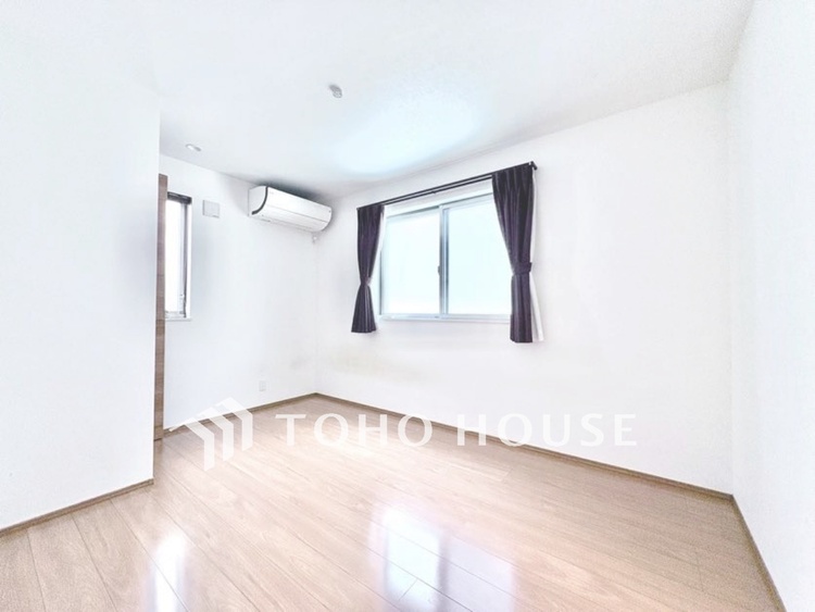 内装 【居室】ゆったりとした広さで、ベッドを置いても余裕のある空間です。