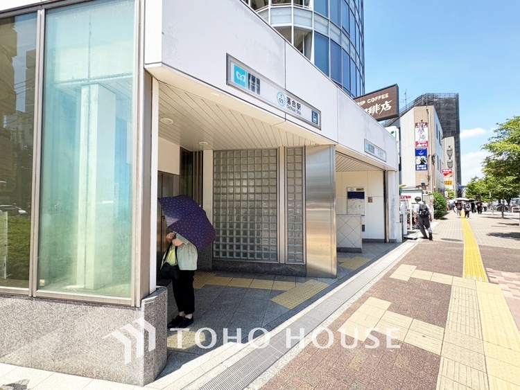 キッチン 【Kitchen】美しく使いやすいキッチンは油汚れが簡単に拭き取れる素材で加工されており、浄水器シャワーから流す水の音を軽減する静かなシンクを採用。見えないところにさり気ない配慮が嬉しい