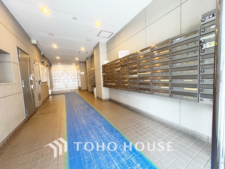 キッチン 【Kitchen】美しく使いやすいキッチンは油汚れが簡単に拭き取れる素材で加工されており、浄水器シャワーから流す水の音を軽減する静かなシンクを採用。見えないところにさり気ない配慮が嬉しい