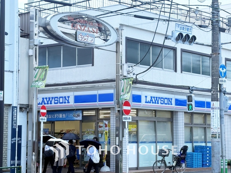 洗面 【Wash basin】十分な大きさの洗面台は収納もさる事ながら、身だしなみチェックや歯磨きなど、朝の慌ただしい時間でもホテルライクなスペースで余裕とゆとりを感じて頂けます。