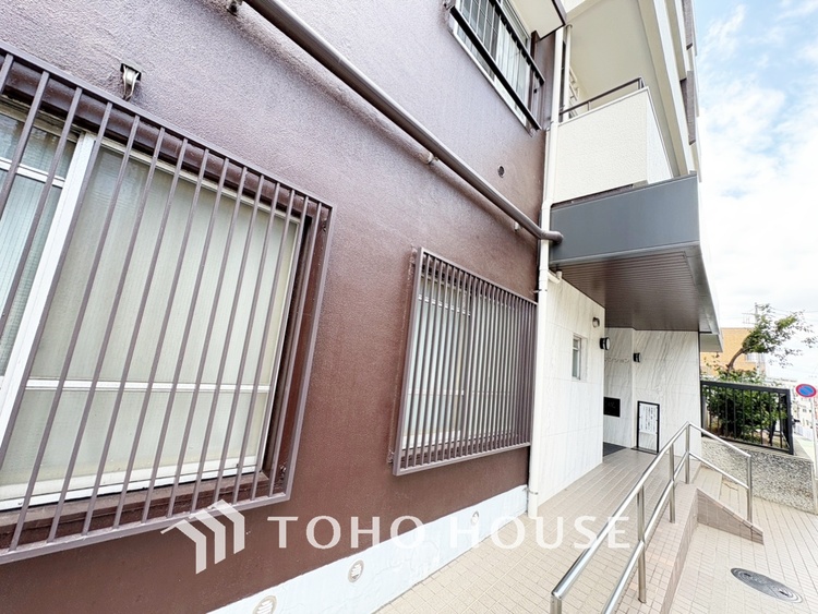 収納 【Shoes in closet】靴を美しく収納できて、マジックのように玄関がすっきりします。ベビーカー、ゴルフ道具、アウトドア用品など、外で使用するアイテムを玄関ドアの近くに収納できます。