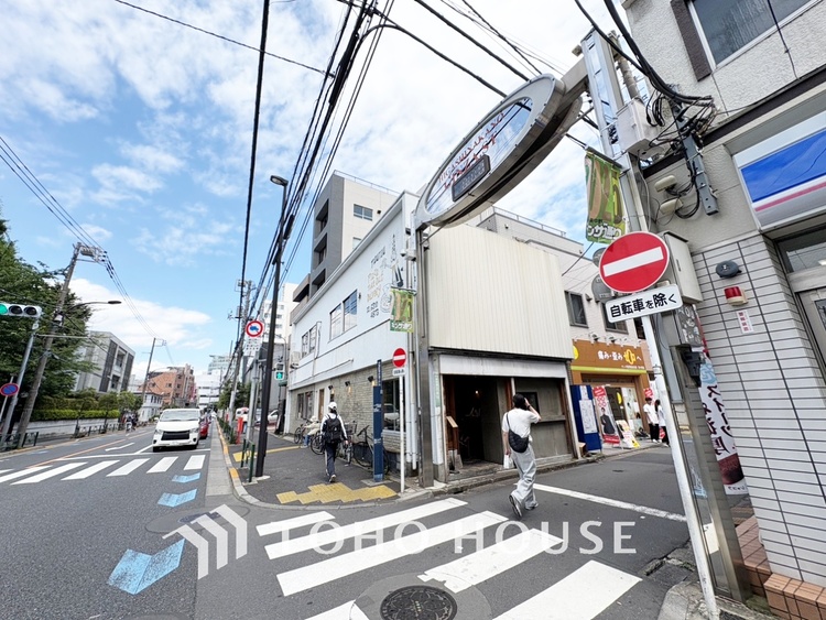 バルコニー 【Blue sky terrace】見上げると、空。時間を忘れ大空を見上げるなんて、いつぶりだろうか。こんなにも広く美しい情景がこの頭上にあったなんて。時間を忘れ、時を知る。