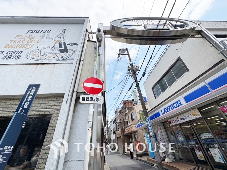 エントランス 【Entrance】仕事は好きだ。でも今日という一日はあまり芳しくない日もある。とぼとぼと家路に付く頃、ふと目を上げると我が家のエントランス。