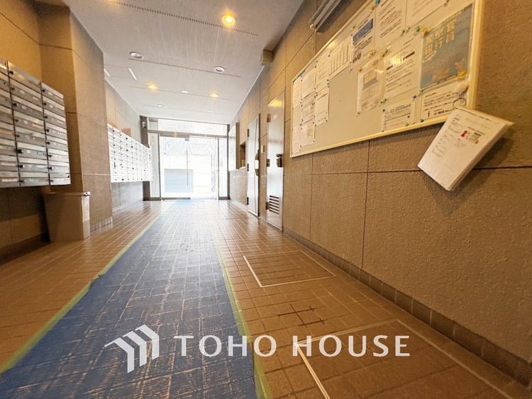 その他 【By the window】◆窓辺◆窓を開けベランダに出ると当所なく広がる街と空のスクリーン。風が凪ぎ一時停止する目の前の画面