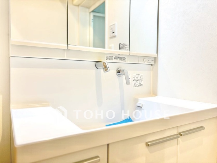 洗面 【洗面化粧台】朝の身支度もスムーズにこなせそうなスペースです。