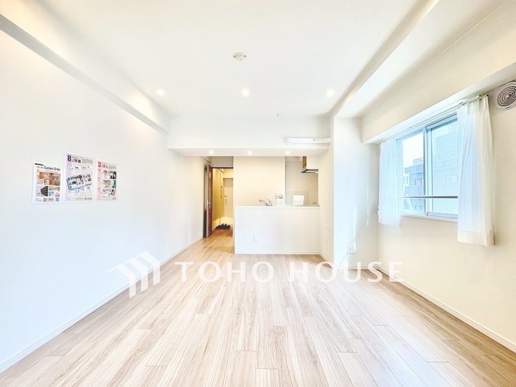 内装 【リビング】明るい陽光が差し込み、毎日の暮らしをやさしく包み込む。