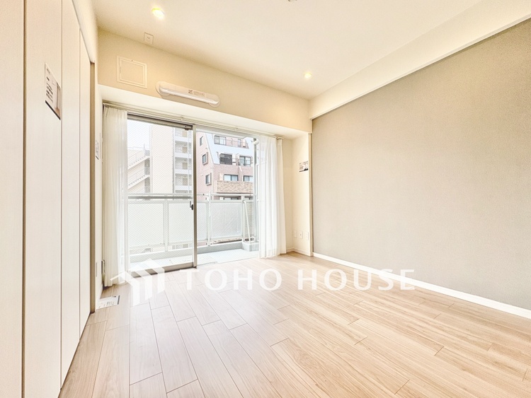 内装 【居室】ゆったりとした広さで、ベッドを置いても余裕のある空間です。