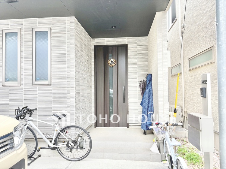 外観 【玄関】住まう方や訪れる人を優しく迎えてくれるエントランス。