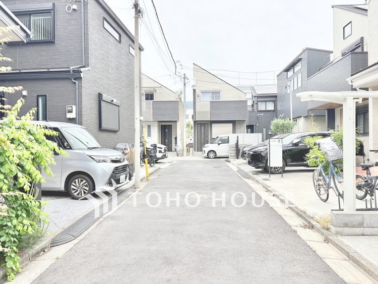 外観 【前面道路】前面道路はゆとりのある幅員で、お車の出し入れもスムーズに行えます。