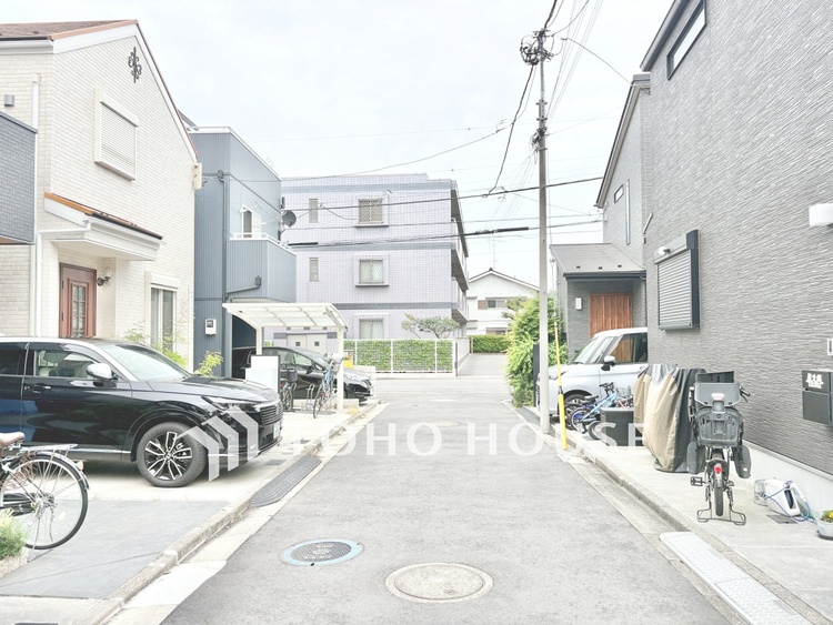 外観 【前面道路】前面道路の交通量も少なく安心してお過ごしいただけます。