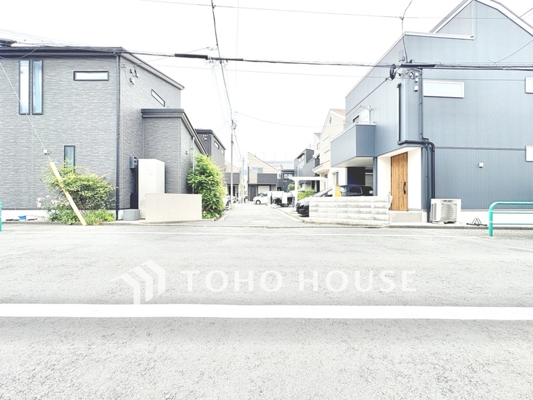 外観 【前面道路】前面道路は見通しが良く、落ち着いた雰囲気の住環境が広がります。