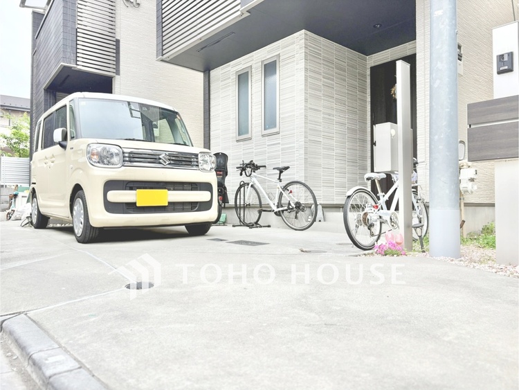 外観 【駐車場】駐車スペースを確保しており、お車をお持ちの方にも安心の住まいです。