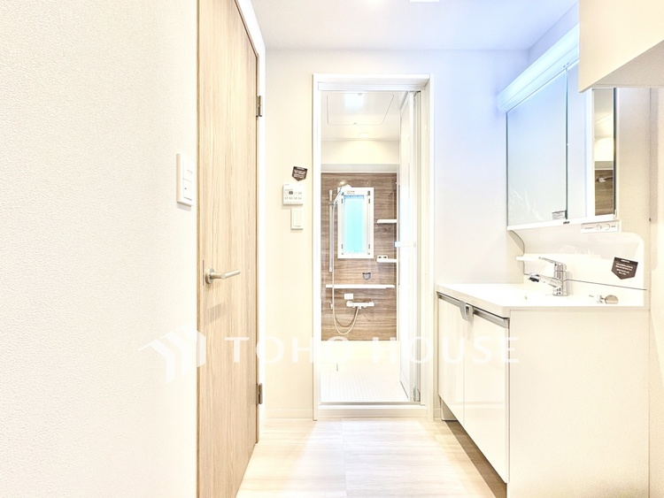 洗面 【洗面化粧台】朝の身支度もスムーズにこなせそうなスペースです。