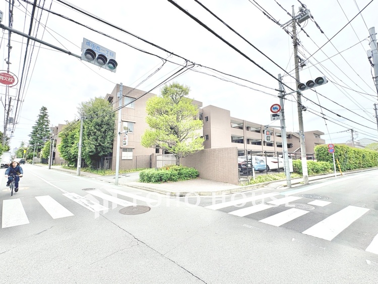 外観 【外観】落ち着いた街並みに調和する外観。住まいとしての安心感を感じられる佇まいです。