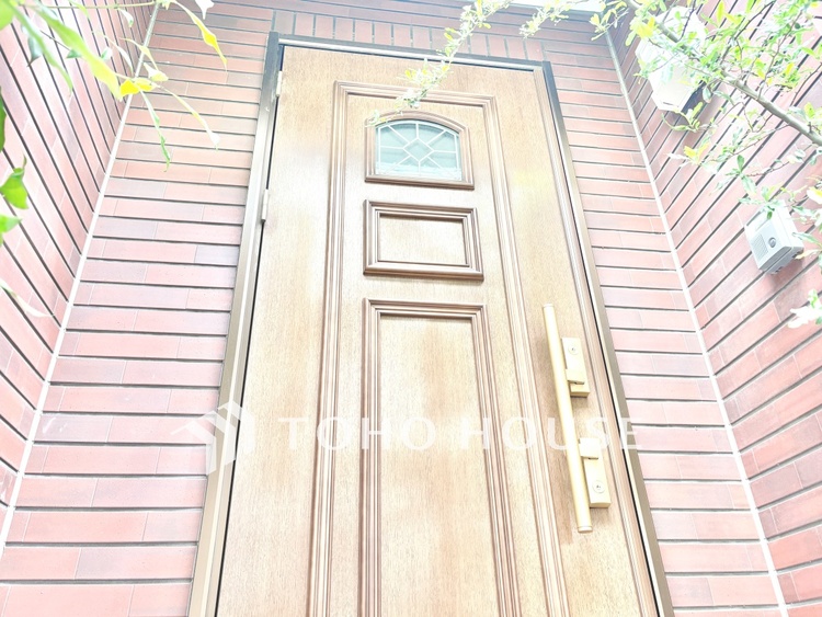 外観 【玄関】住まう方や訪れる人を優しく迎えてくれるエントランス。