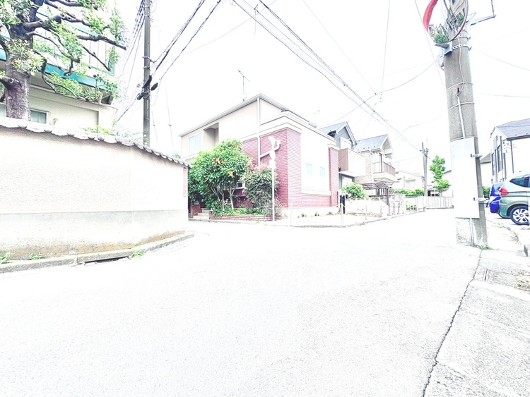 外観 【前面道路】前面道路はゆとりのある幅員で、お車の出し入れもスムーズに行えます。