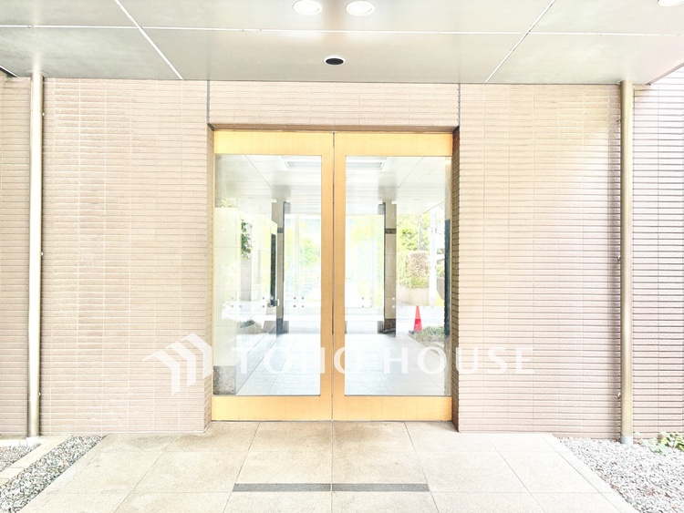 外観 【エントランス】住まう方や訪れる人を優しく迎えてくれるエントランス。マンションの顔となる落ち着いた空間です。