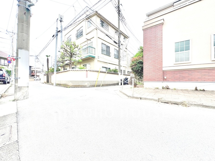 外観 【前面道路】前面道路の交通量も少なく安心してお過ごしいただけます。