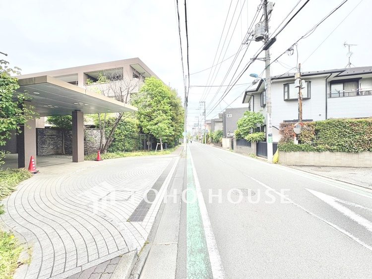 外観 【前面道路】前面道路は見通しが良く、落ち着いた雰囲気の住環境が広がります。