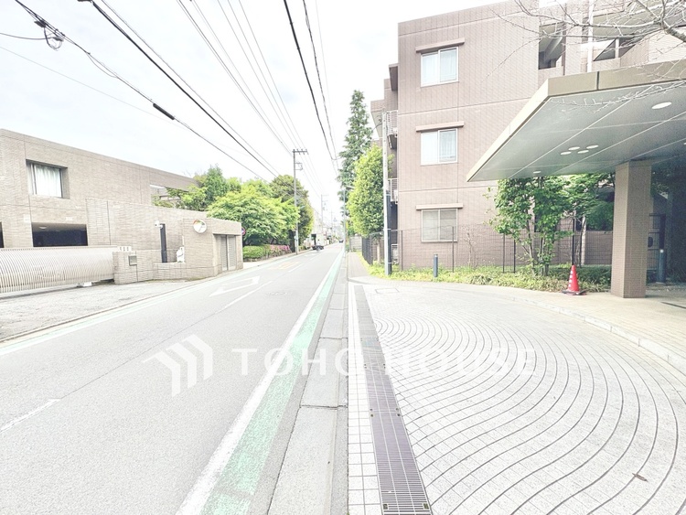 外観 【前面道路】前面道路の様子。周辺は穏やかな住宅街で落ち着いた暮らしが叶う環境です。