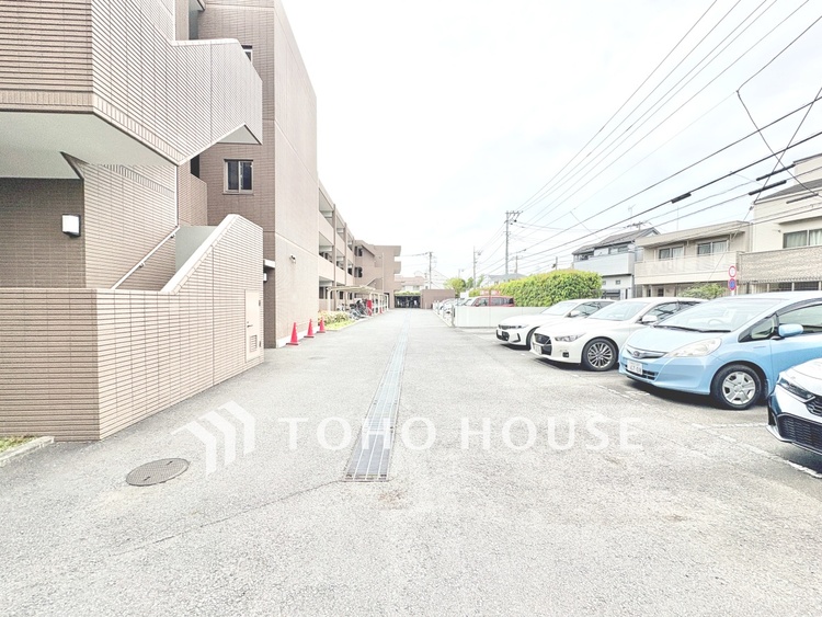 外観 【駐車場】出し入れしやすい配置で、日々の通勤やお買い物もスムーズにこなせそうです。