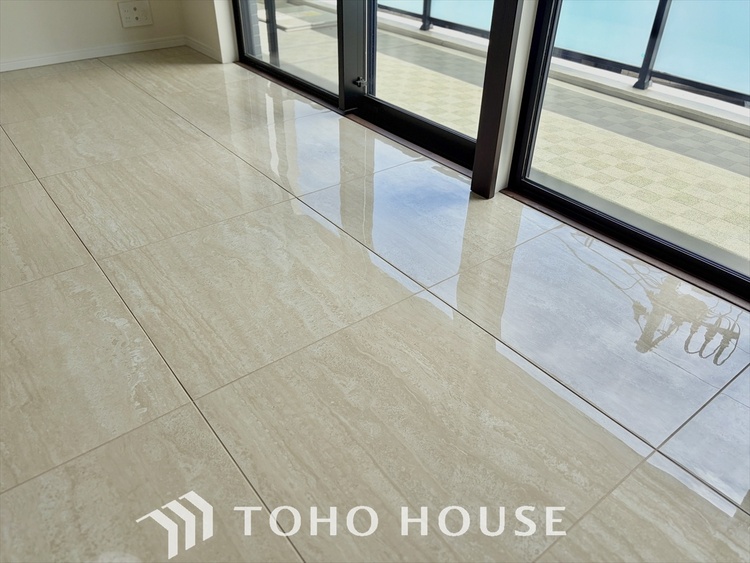 内装 あなたの一日を、まっすぐ彩る。朝の光が差し込むリビングで、家族の笑い声が弾ける。