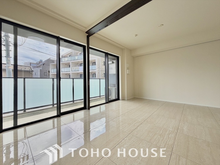 内装 大きく開け放たれた壮大な景色。都内にいることを忘れさせてくれる自然豊かな分譲地。風がそよぎ、青空が歌い、太陽が微笑んでくれる幸せな住まい。