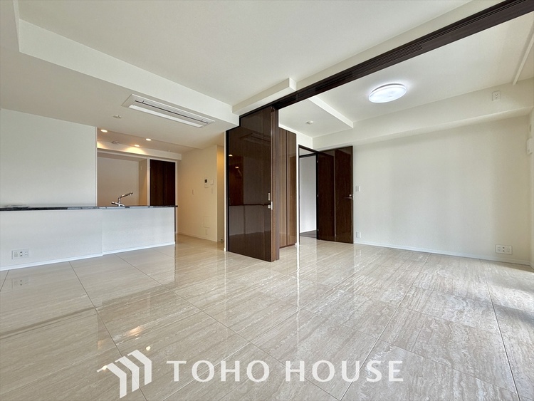 内装 誰もが住みたい街。その風貌は、暮らしの誇りと輝きを物語る。都会の喧騒を脱いでいく。こころのタイムトンネル。洗練と緑の共演が、憩いの空間。