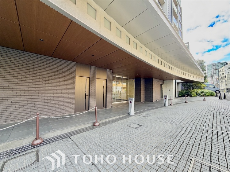 外観 緑と都市が調和する、新しい暮らしの舞台。テラスで、心地よい日常と未来をゆったり育む住まい。