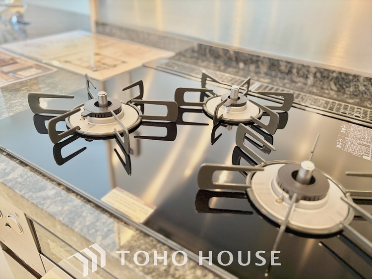 キッチン 美味しい料理を作りたくなるような気持にさせてくれる、腕を振るえる自慢のスペース。見上げると柔らかなダウンライトが包み込み、彩りを添えます。艶と光沢のある居心地の良いわが家のキッチン。